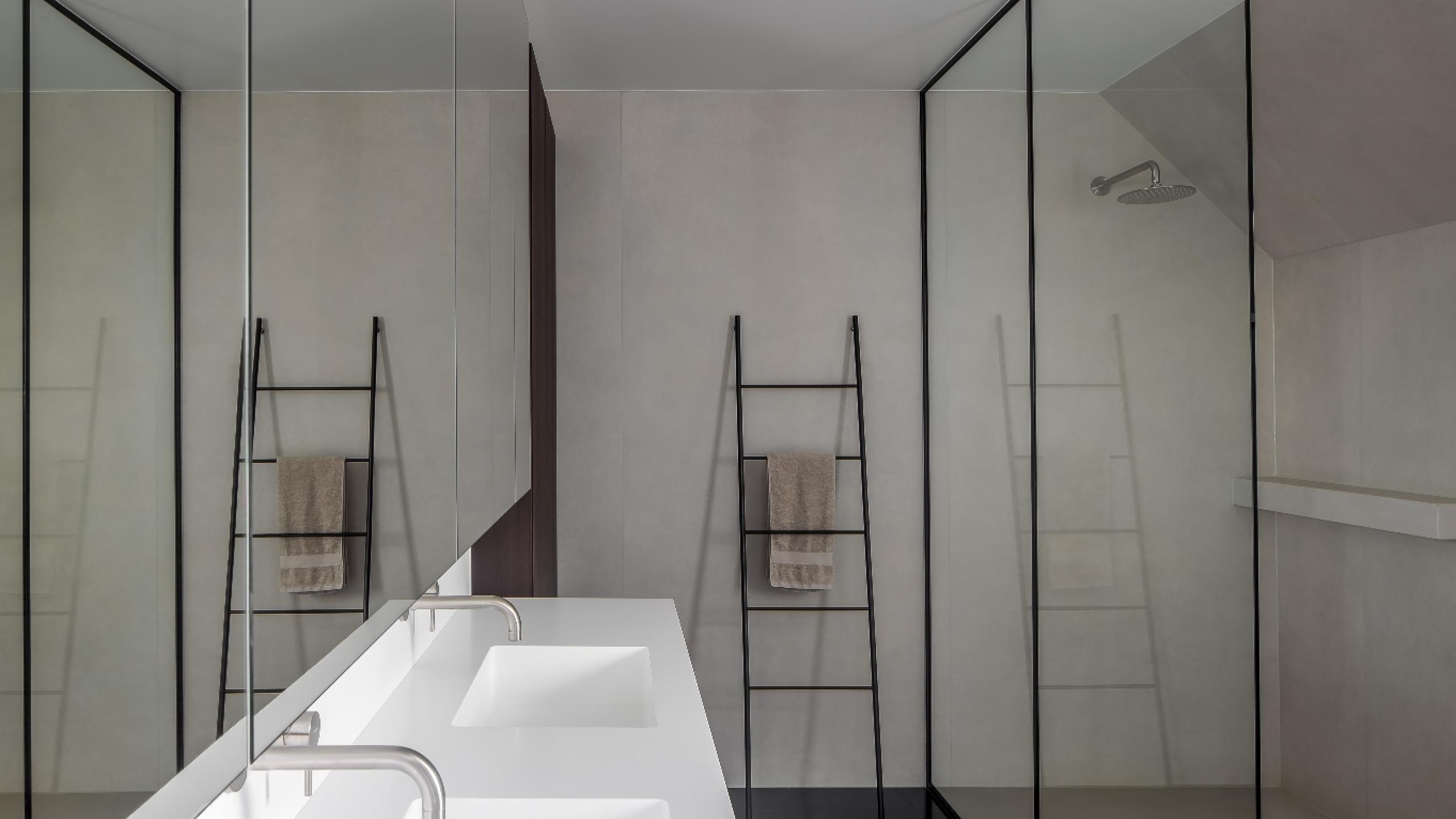 Een glazen douchewand zorgt voor een mooie open ruimte bij Villa Interno.
