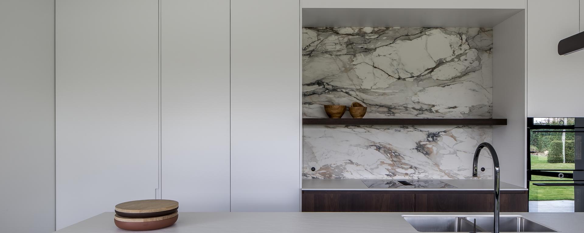 De lage zones werden bij deze keuken voorzien van een gerookte eik door Villa Interno