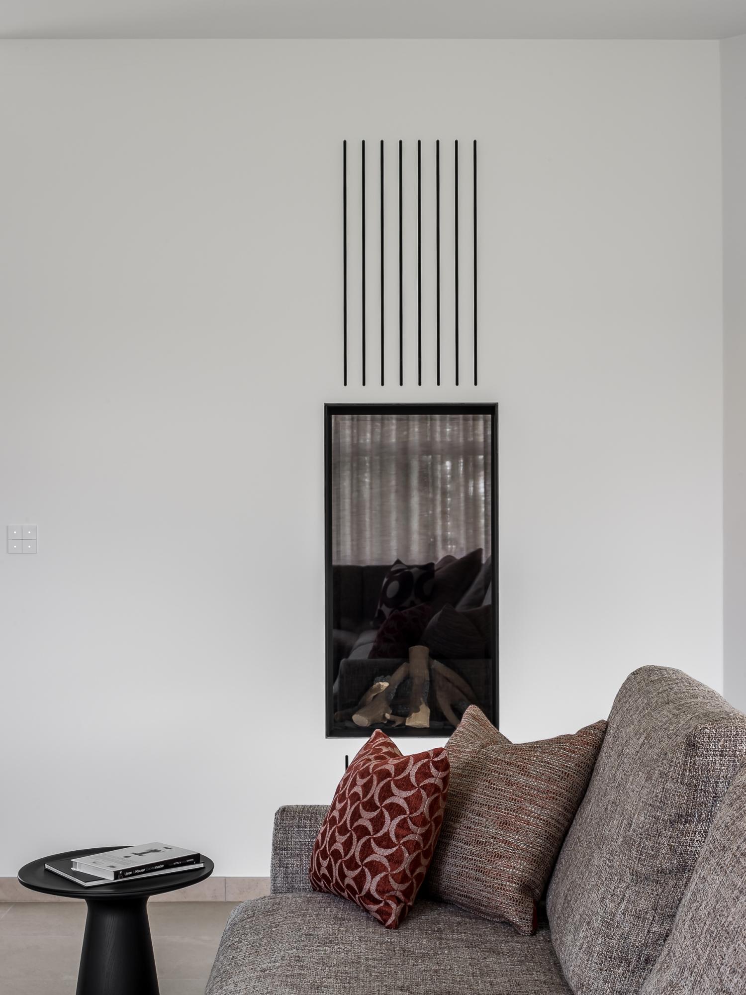 Een haard mag ook eens verticaal ontworpen worden door Villa Interno.
